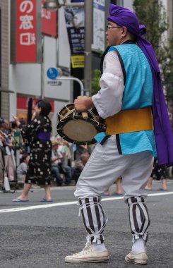 Tokyo, Japonya - 29 Temmuz 2018. Erkek katılımcılar EISA Shinjuku Festivali'nde yordamları gerçekleştirirken taiko davul dayak.