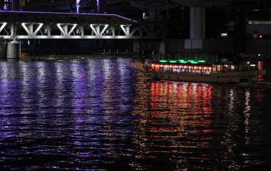 Tokyo, Japonya - 3 Ağustos 2018. Akşam yemeği cruise gemi, veya yerel olarak Sumida nehir boyunca geceleri yelken yakatabune olarak bilinen.