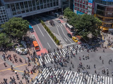 İnsanlar Japonya'da yol geçiş