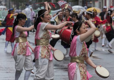 Tokyo, Japonya - 29 Temmuz 2018. Katılımcılar ile Taiko Davul yağmurlu gün boyunca dans rutinleri EISA Shinjuku Festivali'nde gerçekleştirirken performans.