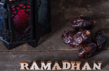 Ahşap arka plan üzerinde Ramadhan metin ve fener ile Tarihler meyve