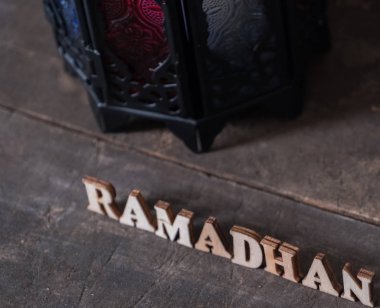 Ahşap arka planda Ramadhan metin ve fener