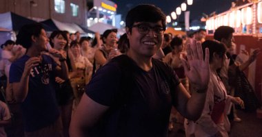Tokyo, Japonya - 12 Ağustos 2018. Shimokitazawa mahallede Bon Odori şenlikte gece dans insan kalabalığı.