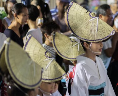 Tokyo, Japonya - 19 Ağustos 2018. Amigasa hasır şapka ve sokakta Shimokitazawa Awa Odori Festivali sırasında performans kimono giyen kadın dansçılar.