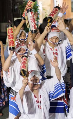 Tokyo, Japonya - 19 Ağustos 2018. Geleneksel giyim Shimokitazawa Awa Odori Festivali sırasında sokakta gerçekleştirme giyen dansçılar.