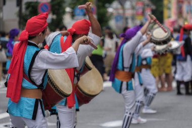 Tokyo, Japonya - 29 Temmuz 2018. EISA Shinjuku Festivali'nde yordamları gerçekleştirirken taiko davul yenerek katılımcılar.