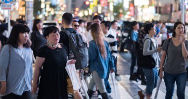 Tokyo, Japonya - 23 Haziran 2018. Geceleri Shibuya sokakta yürürken insanlar.