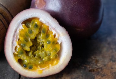 Ahşap arka planda tutku meyvesi