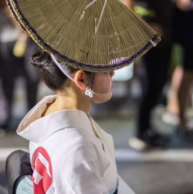 Tokyo, Japonya - 19 Ağustos 2018. Amigasa hasır şapka ve sokakta Shimokitazawa Awa Odori Festivali sırasında performans kimono giyen kadın dansçılar.