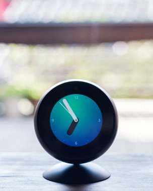 Tokyo, Japonya - 31 Temmuz 2018. Amazon yankı yerinde ahşap arka plan.