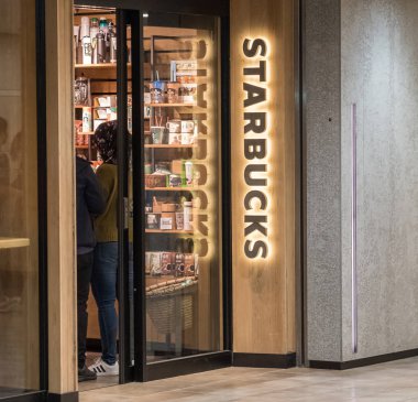 Tokyo, Japonya - 23 Haziran 2018. Müşteriler Starbucks kahve evi çıkış Shibuya içinde
