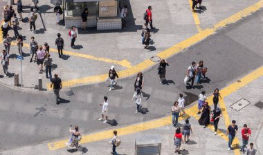 İnsanlar Japonya'da yol geçiş