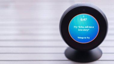Tokyo, Japonya - 31 Temmuz 2018. Amazon yankı yerinde ahşap arka plan.
