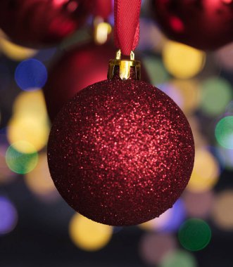Bokeh ile bulanık arka plan üzerinde kırmızı Noel topları