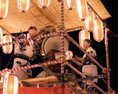 Tokyo, Japonya - 12 Ağustos 2018. Shimokitazawa mahallede Bon Odori şenlikte gece davul çalan Taiko davulcusu.