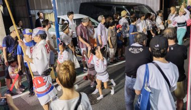 Tokyo, Japonya - 19 Ağustos 2018. Geleneksel giyim Shimokitazawa Awa Odori Festivali sırasında sokakta gerçekleştirme giyen kadın çocuk dansçılar.