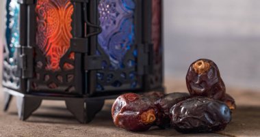 Tarihler ahşap arka plan üzerinde meyve ve fener