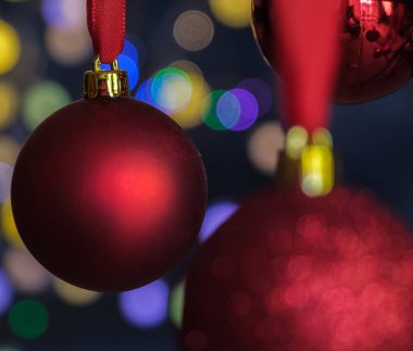 Bokeh ile bulanık arka plan üzerinde kırmızı Noel topları