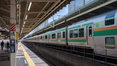 Tokyo, Japonya - 17 Ağustos 2018. Banliyö treni Tokyo Tren İstasyonu platformu.
