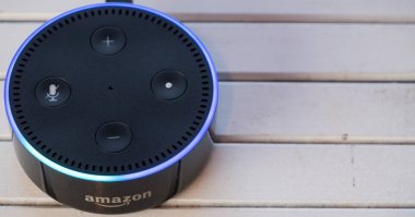 Tokyo, Japonya - 28 Haziran 2018. Amazon'un yankı nokta, Alexa sanal asistan ahşap tahta üzerinde.