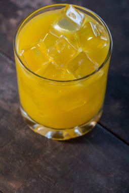 Buz küpleri ile Portakal suyu içecek 