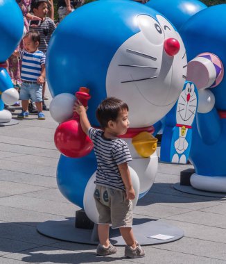 Tokyo, Japonya - 20 Ağustos 2018. Doraemon heykeller Roppongi Hills için yapılan kalabalık çocuk.