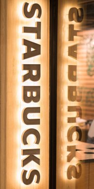 Tokyo, Japonya - 23 Haziran 2018. Starbucks kahve evi tabela Shibuya içinde geceleri yaktı.