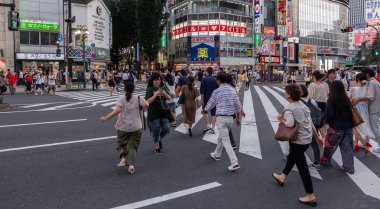 Tokyo, Japonya - 30 Haziran 2018. Turistler ve yerliler için Kabukicho, Shinjuku karşıya.