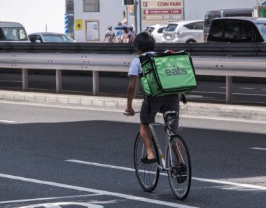 Tokyo, Japonya - 20 Ağustos 2018. Uber Eat binici Roppongi sokakta Bisiklete binme.