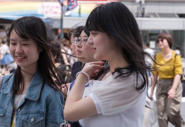 Tokyo, Japonya - 19 Ağustos 2018. Shibuya sokakta güzel Japon kız.