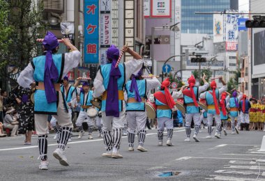 Tokyo, Japonya - 29 Temmuz 2018. EISA Shinjuku Festivali'nde yordamları gerçekleştirirken taiko davul yenerek katılımcılar.