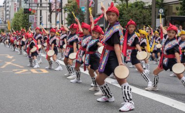 Tokyo, Japonya - 29 Temmuz 2018. Okul çocukları renkli geleneksel üniformalı Shinjuku EISA Festivali'nde onların alışılmış çalışma yöntemi gerçekleştirme.