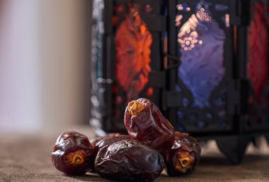 Tarihler ahşap arka plan üzerinde meyve ve fener