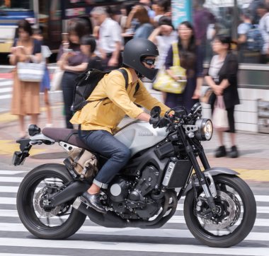 Tokyo, Japonya - 19 Ağustos 2018. Rider sürme thorugh Shibuya street motosiklet.