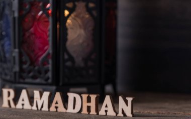 Ahşap arka planda Ramadhan metin ve fener