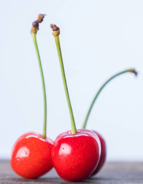 Ahşap masa üstüne kırmızı olgun kiraz