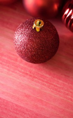 Kırmızı ahşap zemin üzerinde Noel topları 