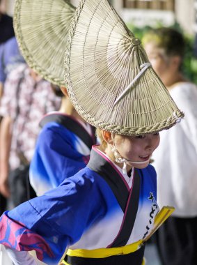 Tokyo, Japonya - 19 Ağustos 2018. Amigasa hasır şapka ve sokakta Shimokitazawa Awa Odori Festivali sırasında performans kimono giyen kadın dansçılar