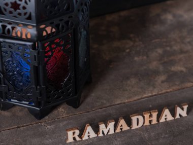 Ahşap arka planda Ramadhan metin ve fener