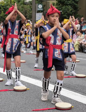 Tokyo, Japonya - 29 Temmuz 2018. Onun rutinleri Shinjuku EISA Festivali'nde sahne renkli geleneksel üniformalı Japon okul çocuğu. Seçici odak.