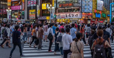 Tokyo, Japonya - 30 Haziran 2018. Turistler ve yerliler için Kabukicho, Shinjuku karşıya.