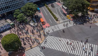 İnsanlar Japonya'da yol geçiş