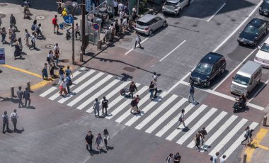 İnsanlar Japonya'da yol geçiş