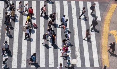 İnsanlar Japonya'da yol geçiş