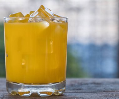 Buz küpleri ile Portakal suyu içecek 