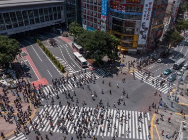 İnsanlar Japonya'da yol geçiş
