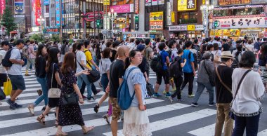 Tokyo, Japonya - 30 Haziran 2018. Turistler ve yerliler için Kabukicho, Shinjuku karşıya.