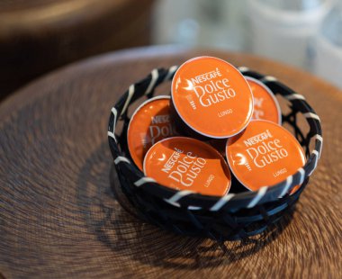 Tokyo, Japonya - 5 Ağustos 2018. Ahşap kapsayıcısındaki nescafe Dolce Gusto Lungo kahve kapsül. Seçici odak.