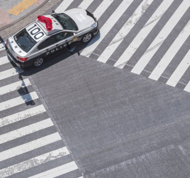 Tokyo, Japonya - 5 Mayıs 2018. Shibuya yolda Japon polis aracıhavadan görünümü