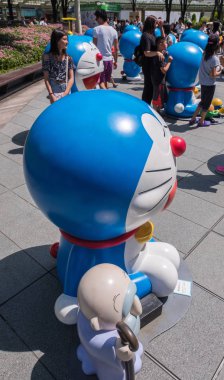 Tokyo, Japonya - 20 Ağustos 2018. Kalabalık Doraemon heykeller Roppongi Hills insanlar.